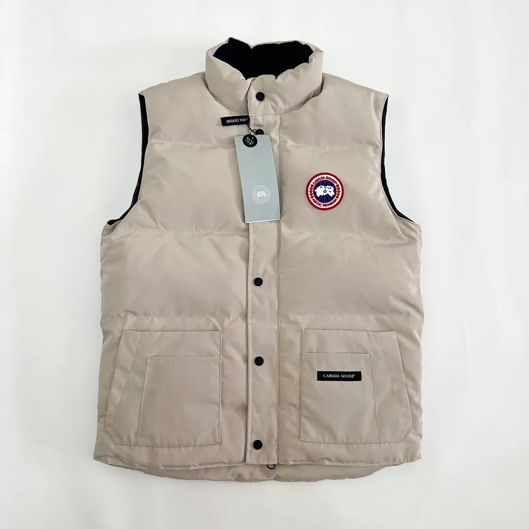 P380 top real shot - model number 119100 Canada Goose has always been recognized as the warmest down jacket. Various Instagram celebrities, Internet celebrities, and celebrities often wear it for street photos. I make Canada Goose every year, but I still can’t get rid of my love for the goose. No matter how cold the days are, there is no need to be afraid because of the care of the goose. The down vest is definitely a concave shape in autumn and winter. It is a trading company order model, exclusively launched! The purchase at the counter is the same as the genuine original clothes. Pay attention to the matching. There is velvet on the back collar, which is more warm. There is a zippered hidden pocket on the inside, and the genuine net pocket is synchronized inside. You need to compare the genuine products at any time. All the accessories are custom-made from the original factory. 1️⃣Fabric: Domestic exclusive Japanese original fabric with characteristics: waterproof, drill-proof, anti-fading, 24-count calendered woolen surface (waterproof level conforms to the ball raincoat level) 2️⃣Down: national standard 80 white duck down Supports identification (many on the market are 50 velvet and recharged in order) with better thermal insulation performance, light and not heavy, and good recovery of fluffiness after compression!  3️⃣Zipper: Original factory customized zipper with clear engraving and perfect texture. Original customized authentic YKK military-grade copper core zipper puller that can withstand hundreds of thousands of pulls. 4️⃣Embroidery: Imported new Behringer embroidery machine customized with 10,000-needle electric embroidery, full/three-dimensional/clear! 5️⃣: 400D high-density count liner fabric in the inner liner completely eliminates the problem of velvet leakage and velvet leakage. In the down woven category, there is no bragging. There is currently almost no one that can do better than us! Make an original product with care, so that every customer has the confidence to introduce it to his customers: This is the top replica version in China. A good product does not need too much soft text to highlight it. Color: Black Gray Off-White Size: S-XXL Size Clothing Length Bust Shoulder Width Recommended Height Recommended Weight S: 70 117 47.5 155-160 100-120 M: 72 121 48.5 160-170120-140 L: 74 125 49.5 165-175,140-160 Warm reminder: The tile measurement is measured manually, and the error of 1-3cm is within the normal range! The customer's suggestion is not used as a reason for return or exchange; #Because everyone's body height is different, the size recommended by customer service is only a slight color difference. Please note that slight color differences in the product are normal and will not be used as a reason for return or exchange. #Due to different monitor display pixels and external factors such as shooting lighting
